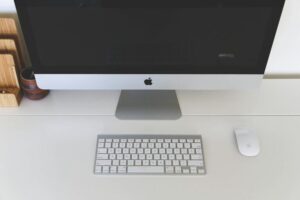 Ghid practic pentru organizarea eficientă a spațiului de lucru acasă